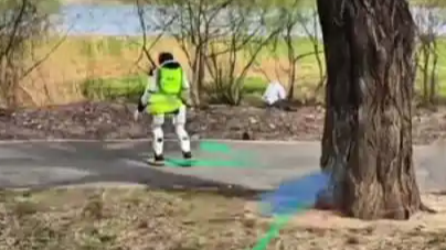 机器人上岗劝阻挖婆婆丁