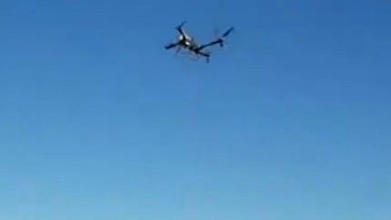 用无人机吊人上山 警方警告并罚款