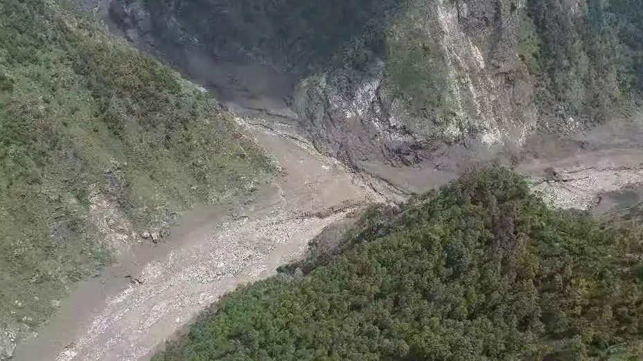西藏吉隆口岸上游堰塞湖最新画面