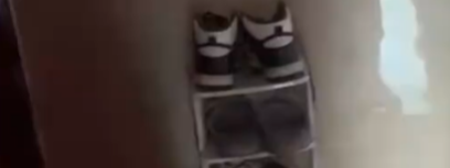 邻居楼道放鞋架 女子挂婆婆遗照反击