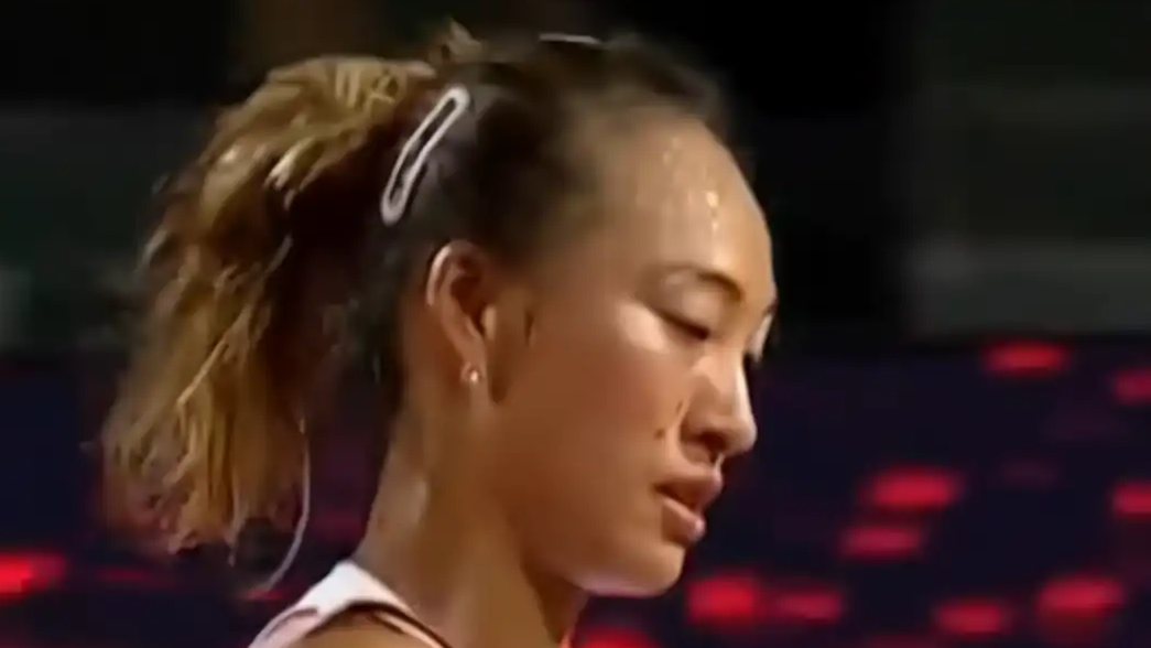  郑钦文输球眼眶红了 独自背包离开