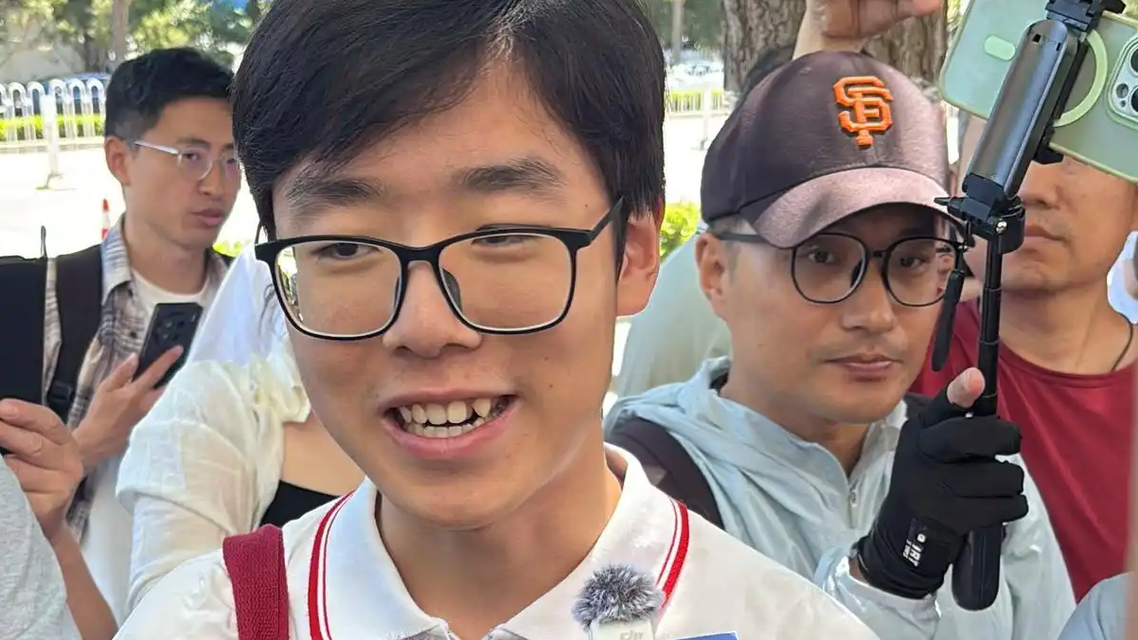 考生提前约半小时出考场：目标清华