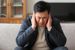   20岁小伙假期赶火车返乡突发耳聋 缩略图