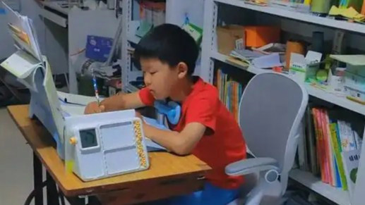  孩子写作业坐不住 踩缝纫机后安生了