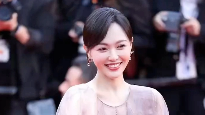  唐嫣戛纳红毯飞吻