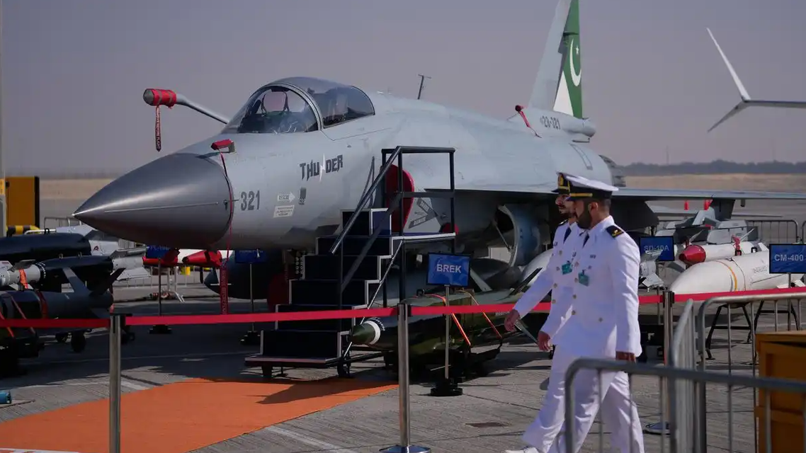 巴印空军在迪拜航展罕见互动引热议