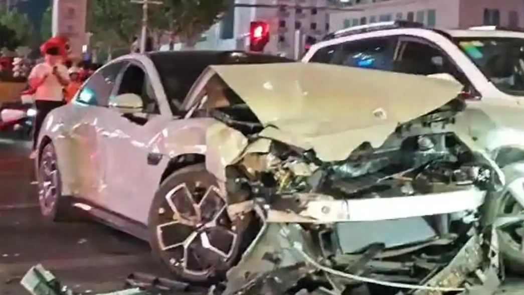 郑州一小米SU7撞16车 司机被控制