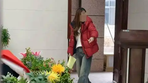  殡仪馆主持红衣黄发 馆方道歉