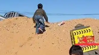 游客自驾突遇沙堆堵路 怀疑被套路