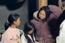   网红B太帮扶的大山女孩用苹果手机 缩略图