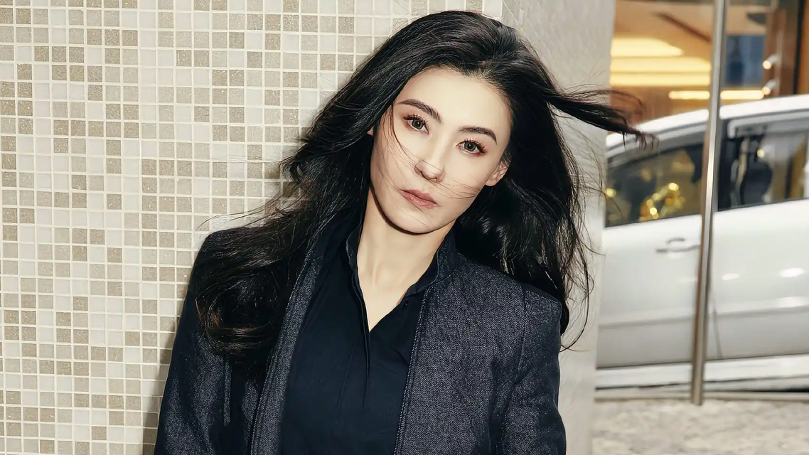  张柏芝三胎儿子罕露面身高惊人