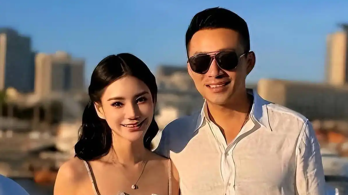  汪小菲马筱梅穿中式婚服热情打招呼