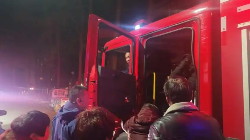 等不及“救护车”了 上“消防车”