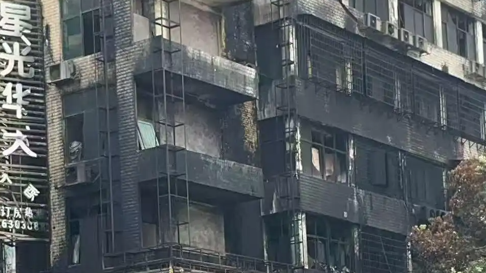 湖南商铺起火致5死 疑因电瓶车引发