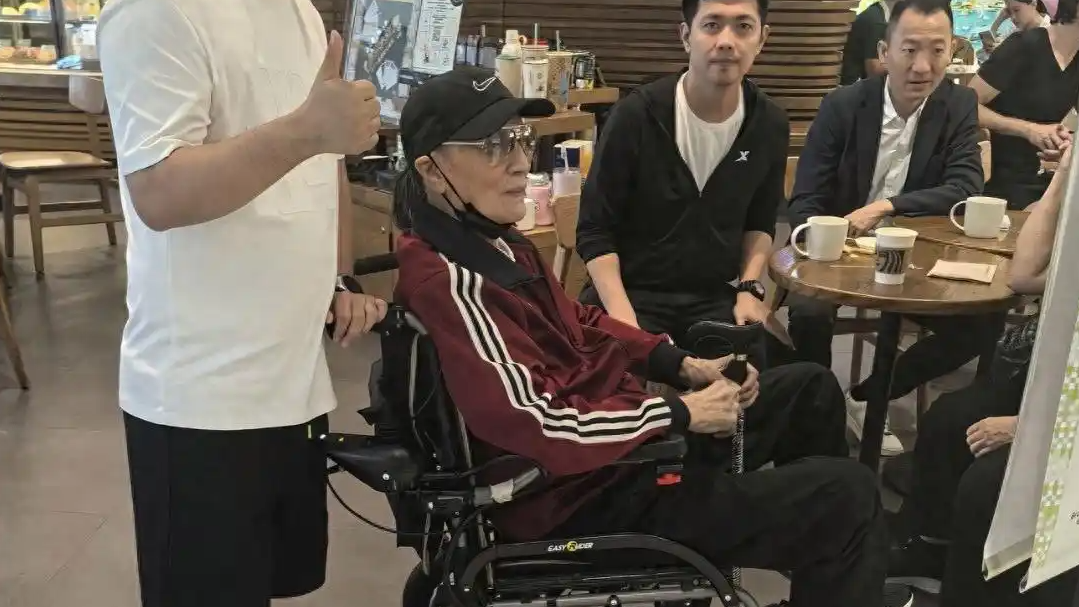  谢贤最后露面身形消瘦坐轮椅