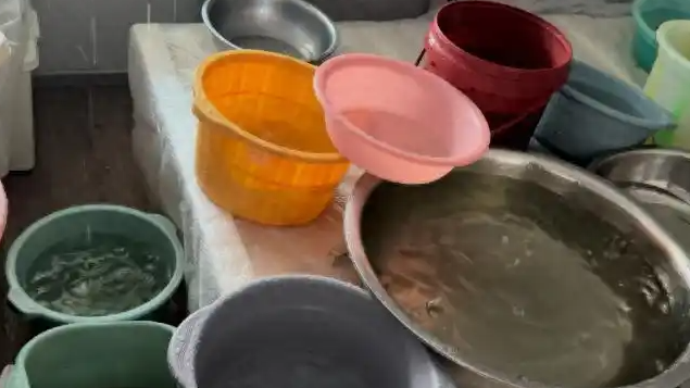 “外面下大雨 家中如瀑布”