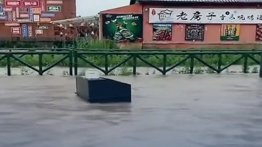 黑龙江多地暴雨 垃圾箱沿街漂流