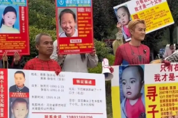   吴克群国庆发了数千份寻子传单 缩略图