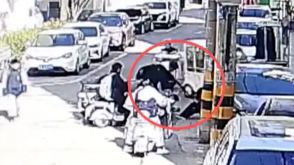 “不是我撞的 我也可以把她扶起来”