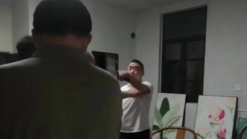  记者杭州暗访被拽骨折 中国记协发声
