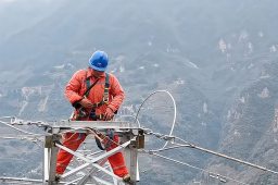 95后女子铁塔高空作业：挣钱无关性别