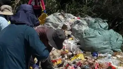 48名志愿者两天扛下山近7000斤垃圾
