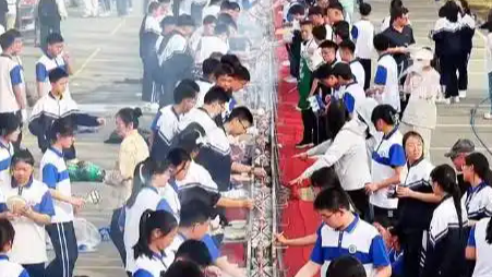 中学烤211米羊肉串为学子加油打气