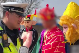   师徒4人“取经”被交警拦下教育 缩略图