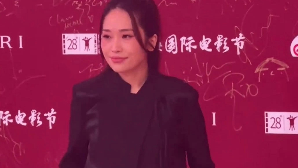  张艺谋大女儿张末现身上海电影节