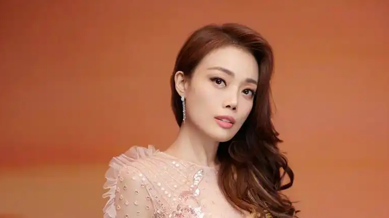  容祖儿看完《给阿嬷的情书》哭着走的