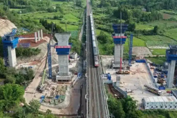   四川一座万吨大桥成功转体 缩略图