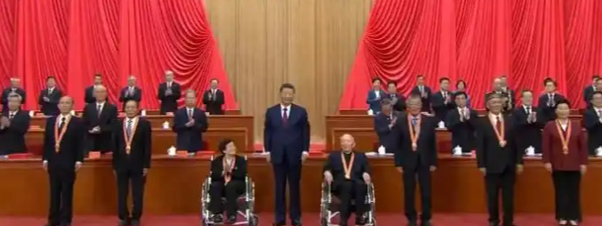  习近平为“七一勋章”获得者颁授勋章