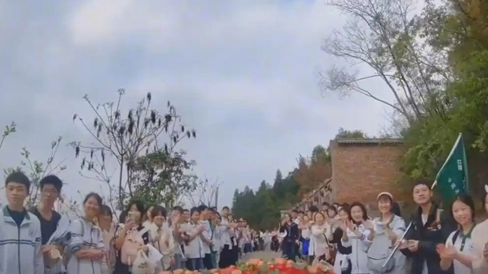 当婚车遇到春游的学生们