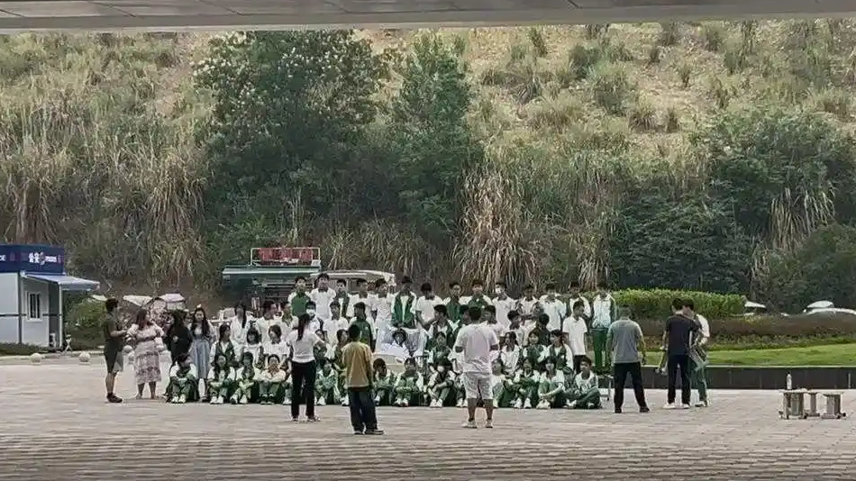  病重男孩与全班拍毕业照次日离世