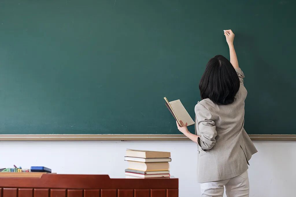 多地小学老师为何改教初中