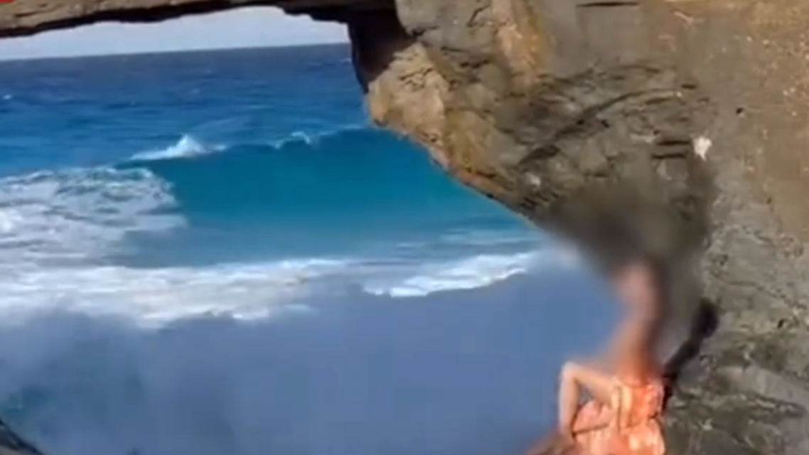 中国女子埃及景区拍照被浪卷入海中