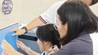  姐妹一起查分 妹妹反应超抢镜