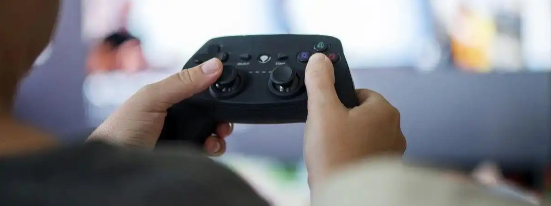 某游戏用“看广告得奖励”招募间谍