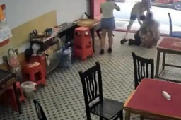 央媒5问“店主帮扶老人遭索赔”事件