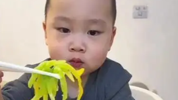  小孩哥餐桌礼仪 小小年纪又一把年纪