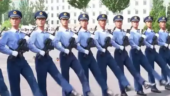 小伙骑车失控撞翻早餐店保温台