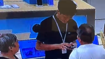 两老人求助小伙修手机 一左一右扇风