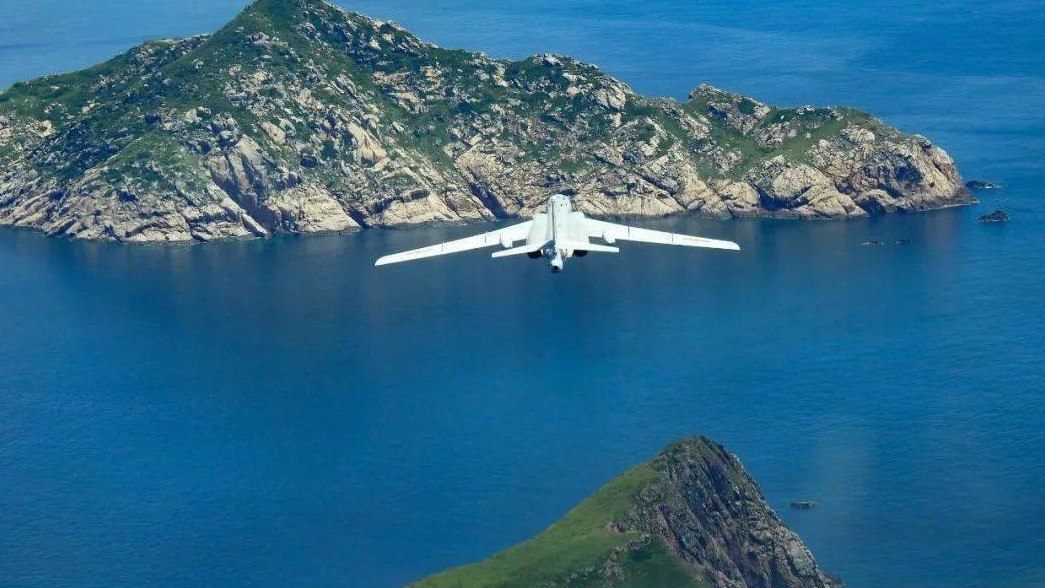 近到看到对方表情 解放军驱离外军机