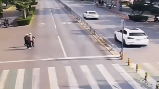 山东滕州发生车祸 汽车冲进公交站台