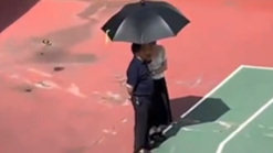 学校辟谣“女老师台下给校长打伞”