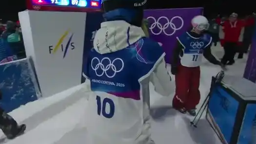  谷爱凌抱着金牌选手转圈圈