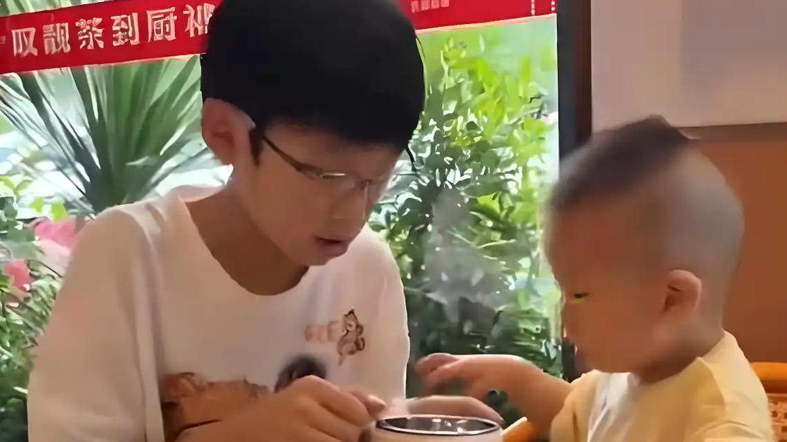 五年级男孩独自带仨孩子还打扫卫生