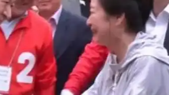 朴槿惠复出助选 握手握到肿