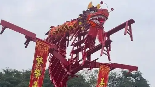 小伙用24条板凳组成120斤重板凳龙