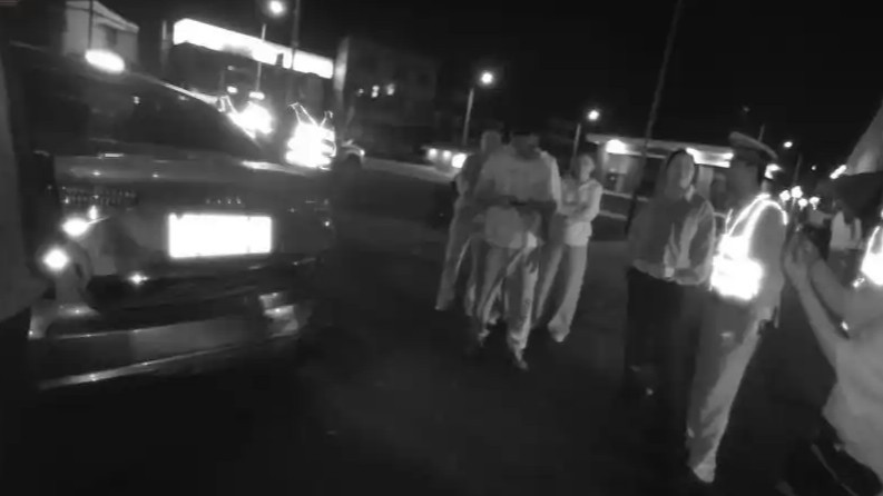 夫妻酒后各自驾车 丈夫撞上妻子